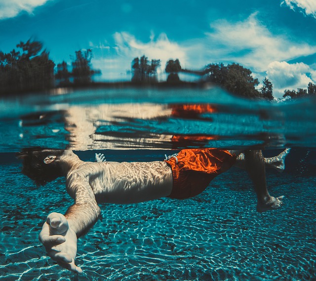 člověk v oceánu